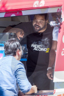 PEOPLE - Ice Cube und Kevin Hart verteilen gratis Glace