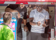 PEOPLE - Ice Cube und Kevin Hart verteilen gratis Glace