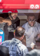 PEOPLE - Ice Cube und Kevin Hart verteilen gratis Glace