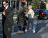 NEWS - Washington: Bill und Hillary Clinton machen einen Spaziergang (Archiv)