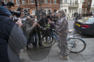 NEWS - London: Vivienne Westwood besucht Julian Assange