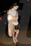 PEOPLE - Kendall Jenner pelzig im Schneetreiben mit Justin Bieber 'look-a-like unterwegs