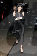PEOPLE - Kendall Jenner pelzig im Schneetreiben mit Justin Bieber 'look-a-like unterwegs