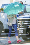 EXKLUSIV - Die schwangere Anne Hathaway 'abgeschirmt' in Beverly Hills unterwegs