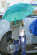 EXKLUSIV - Die schwangere Anne Hathaway 'abgeschirmt' in Beverly Hills unterwegs