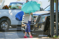 EXKLUSIV - Die schwangere Anne Hathaway 'abgeschirmt' in Beverly Hills unterwegs