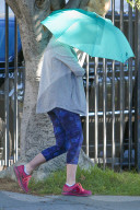 EXKLUSIV - Die schwangere Anne Hathaway 'abgeschirmt' in Beverly Hills unterwegs