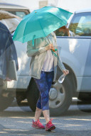 EXKLUSIV - Die schwangere Anne Hathaway 'abgeschirmt' in Beverly Hills unterwegs