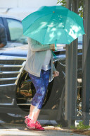 EXKLUSIV - Die schwangere Anne Hathaway 'abgeschirmt' in Beverly Hills unterwegs