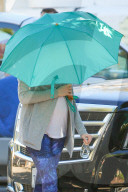 EXKLUSIV - Die schwangere Anne Hathaway 'abgeschirmt' in Beverly Hills unterwegs