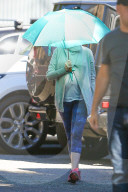 EXKLUSIV - Die schwangere Anne Hathaway 'abgeschirmt' in Beverly Hills unterwegs