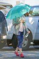 EXKLUSIV - Die schwangere Anne Hathaway 'abgeschirmt' in Beverly Hills unterwegs