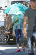 EXKLUSIV - Die schwangere Anne Hathaway 'abgeschirmt' in Beverly Hills unterwegs