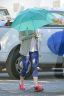 EXKLUSIV - Die schwangere Anne Hathaway 'abgeschirmt' in Beverly Hills unterwegs