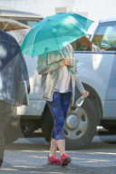 EXKLUSIV - Die schwangere Anne Hathaway 'abgeschirmt' in Beverly Hills unterwegs