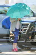 EXKLUSIV - Die schwangere Anne Hathaway 'abgeschirmt' in Beverly Hills unterwegs
