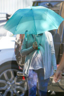 EXKLUSIV - Die schwangere Anne Hathaway 'abgeschirmt' in Beverly Hills unterwegs