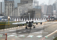 NEWS - Windige Landung am London City Airport 