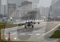 NEWS - Windige Landung am London City Airport 
