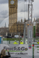 NEWS - Anti-Fracking Protest in London: Greenpeace stellt Bohrturm vor Westminster auf