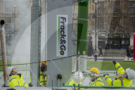 NEWS - Anti-Fracking Protest in London: Greenpeace stellt Bohrturm vor Westminster auf