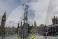 NEWS - Anti-Fracking Protest in London: Greenpeace stellt Bohrturm vor Westminster auf