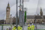 NEWS - Anti-Fracking Protest in London: Greenpeace stellt Bohrturm vor Westminster auf