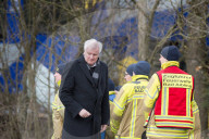 NEWS - Zugkollision bei Bad Aibling: Horst Seehofer besucht die Unglücksstelle