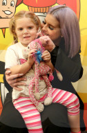 PEOPLE - Kelly Osbourne besucht das Kinderkrankenhaus in Sydney
