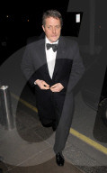 PEOPLE - Hugh Grant trägt Fliege am Charity Ball