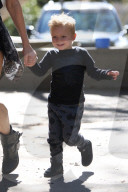 PEOPLE - Fergie hat Spass im Park mit ihrem Sohn Axl