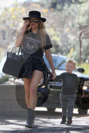 PEOPLE - Fergie hat Spass im Park mit ihrem Sohn Axl