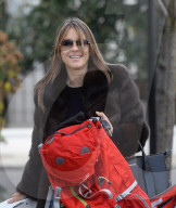 PEOPLE - Was macht Elizabeth Hurley mit einem Rucksack?