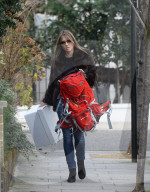 PEOPLE - Was macht Elizabeth Hurley mit einem Rucksack?