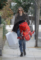 PEOPLE - Was macht Elizabeth Hurley mit einem Rucksack?
