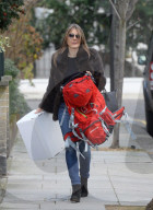 PEOPLE - Was macht Elizabeth Hurley mit einem Rucksack?