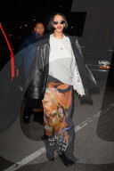 PEOPLE - Rihanna trägt einen Star Wars Maxi Jupe