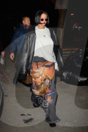 PEOPLE - Rihanna trägt einen Star Wars Maxi Jupe