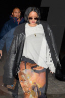 PEOPLE - Rihanna trägt einen Star Wars Maxi Jupe