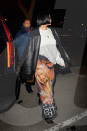 PEOPLE - Rihanna trägt einen Star Wars Maxi Jupe