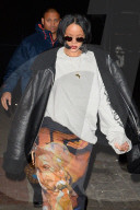 PEOPLE - Rihanna trägt einen Star Wars Maxi Jupe