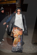 PEOPLE - Rihanna trägt einen Star Wars Maxi Jupe