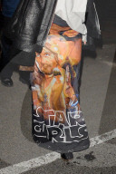 PEOPLE - Rihanna trägt einen Star Wars Maxi Jupe