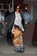 PEOPLE - Rihanna trägt einen Star Wars Maxi Jupe