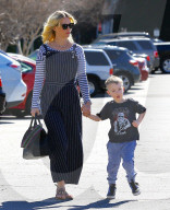 PEOPLE - January Jones geht mit ihrem Sohn ins Kino