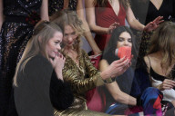 PEOPLE - Kendall Jenner und Gigi Hadid haben ihren Spass Backstage von der Diane Von Furstenberg Fashion Show