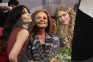 PEOPLE - Kendall Jenner und Gigi Hadid haben ihren Spass Backstage von der Diane Von Furstenberg Fashion Show