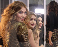 PEOPLE - Kendall Jenner und Gigi Hadid haben ihren Spass Backstage von der Diane Von Furstenberg Fashion Show