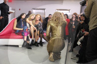 PEOPLE - Kendall Jenner und Gigi Hadid haben ihren Spass Backstage von der Diane Von Furstenberg Fashion Show
