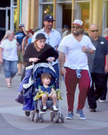 EXKLUSIV - "Chäferfäscht": Adele amüsiert sich mit der Familie im Disneyland